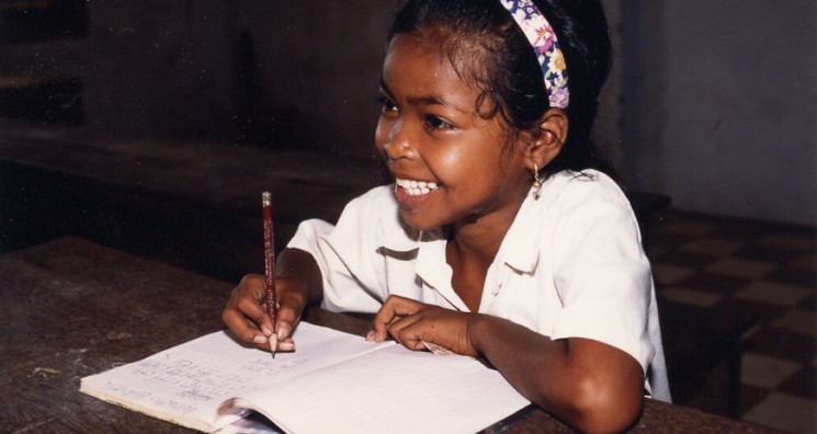 Jeune fille cambodgienne à l'école