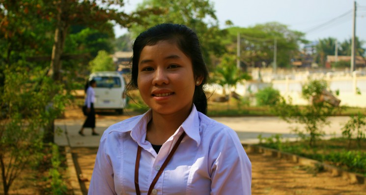 Jeune femme au Cambodge étudiant à l'université