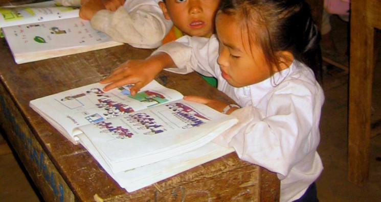 Jeune fille au Laos lit un livre