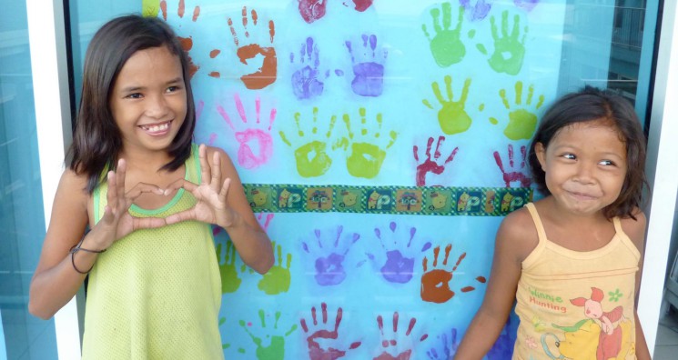 Jeunes filles aux Philippines au jardin d'enfants