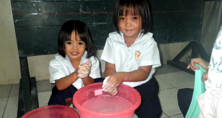 Hygiène : enfants des bidonvilles aux Philippines